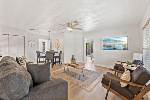 NEW Cannon Ball Bungalow Family Fun 15min to Beach in Fort Lauderdale, USA