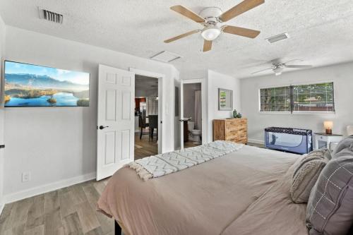 NEW Cannon Ball Bungalow Family Fun 15min to Beach in Fort Lauderdale, USA