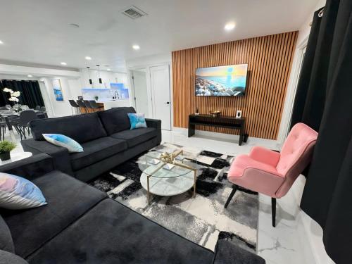 Közös társalgó / TV, Near Beaches 3 BR Luxury Fort Lauderdale Home near Fort Lauderdale-Hollywood nemzetközi repülőtér