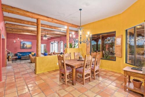 Stunning Secluded Ranch, Sleeps 8, Pool and Jacuzzi in ฟอร์ตแมคโดเวลล์