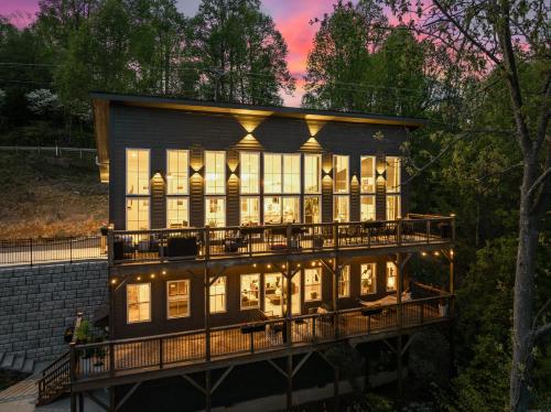 New, Luxury, Secluded, Breathtaking Mountain Views in Hendersonville, USA
