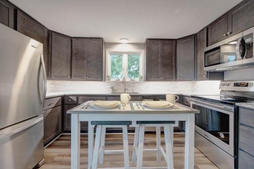 Trendy Getaway: Pet-Friendly + 5 Min to Downtown Trendy Getaway: Pet-Friendly + 5 Min to Downtown