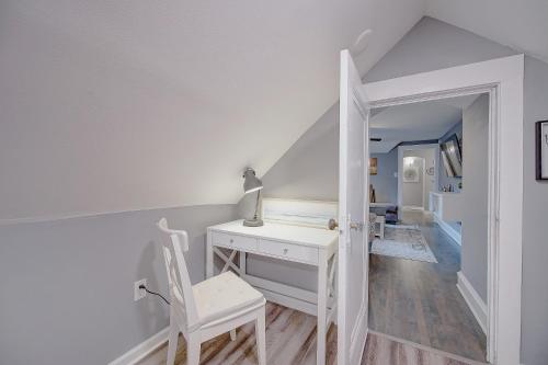 Trendy Getaway: Pet-Friendly + 5 Min to Downtown Trendy Getaway: Pet-Friendly + 5 Min to Downtown