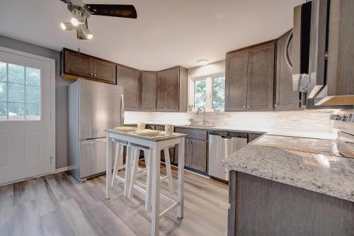 Trendy Getaway: Pet-Friendly + 5 Min to Downtown in Milwaukee, USA
