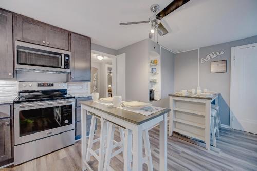 Trendy Getaway: Pet-Friendly + 5 Min to Downtown Trendy Getaway: Pet-Friendly + 5 Min to Downtown