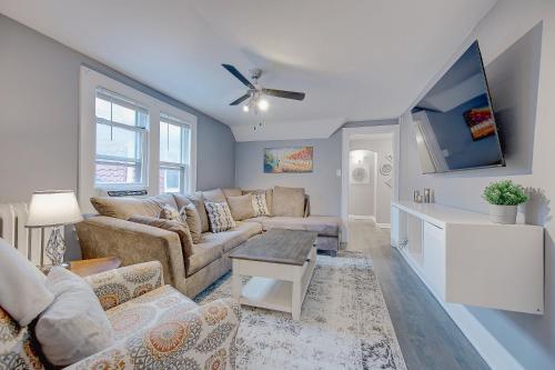 Trendy Getaway: Pet-Friendly + 5 Min to Downtown Trendy Getaway: Pet-Friendly + 5 Min to Downtown