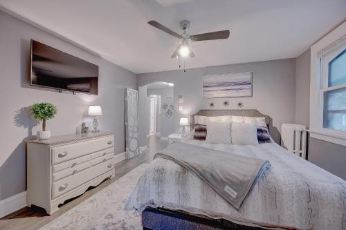 Trendy Getaway: Pet-Friendly + 5 Min to Downtown Trendy Getaway: Pet-Friendly + 5 Min to Downtown