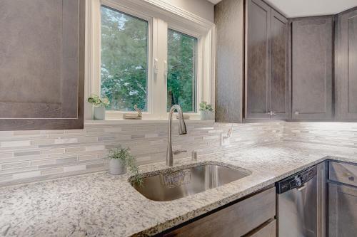 Trendy Getaway: Pet-Friendly + 5 Min to Downtown Trendy Getaway: Pet-Friendly + 5 Min to Downtown