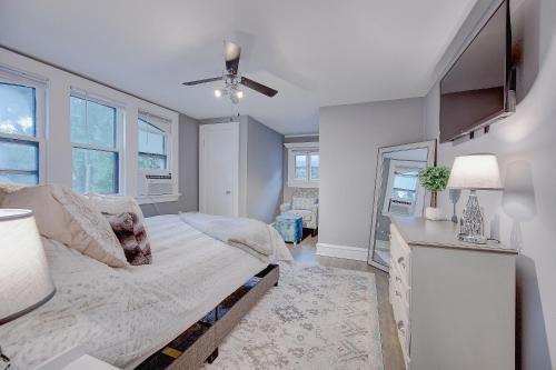 Trendy Getaway: Pet-Friendly + 5 Min to Downtown Trendy Getaway: Pet-Friendly + 5 Min to Downtown