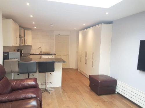 Cheerful 5 Bedroom 4 Bathrooms with own parking gîte à louer Peartree Interchange