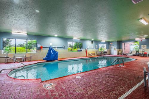 Zwembad, Holiday Inn Express Hotel & Suites Franklin By IHG in Franklin (KY)