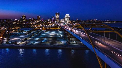 Trendy Getaway: Pet-Friendly + 5 Min to Downtown Trendy Getaway: Pet-Friendly + 5 Min to Downtown