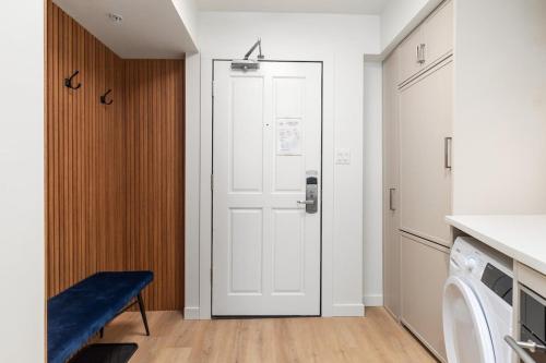 KING Bed - Premium STUDIO Suite - Ski Valet - Village, Whistler (fotografie 8)