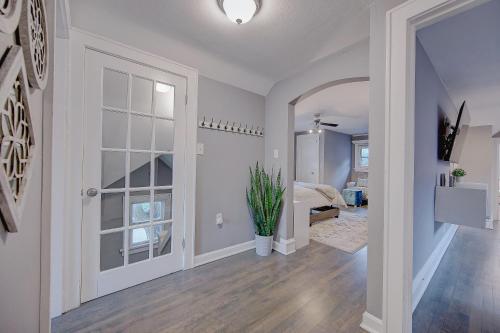 Trendy Getaway: Pet-Friendly + 5 Min to Downtown Trendy Getaway: Pet-Friendly + 5 Min to Downtown