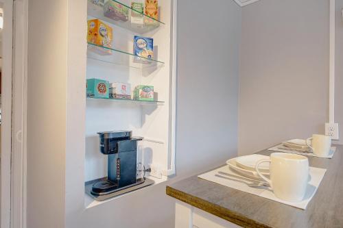 Trendy Getaway: Pet-Friendly + 5 Min to Downtown Trendy Getaway: Pet-Friendly + 5 Min to Downtown