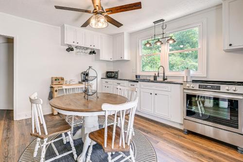 Cabin with Fire Pit - 7 Mi to Downtown Carrollton! in Carrollton, USA