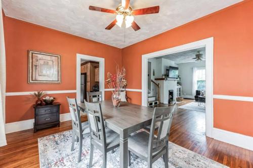 Spacious & Stylish 4BR w Fireplace-Up to 12 people in Charlotte, USA