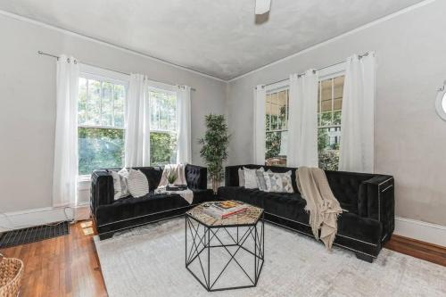 Spacious & Stylish 4BR w Fireplace-Up to 12 people in Charlotte, USA
