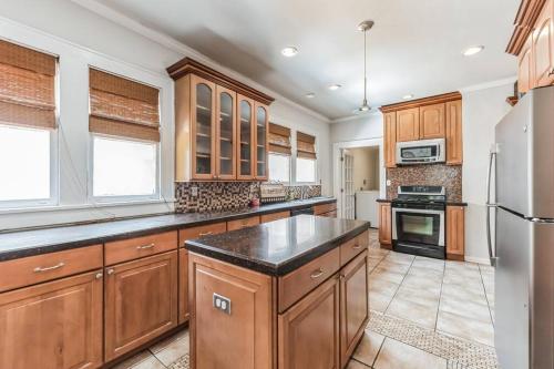 Spacious & Stylish 4BR w Fireplace-Up to 12 people in Charlotte, USA