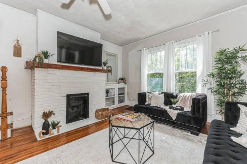 Spacious & Stylish 4BR w Fireplace-Up to 12 people in Charlotte, USA