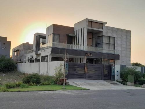 Comfort house Dha Phase 7 near Raya & AirPort 1 kanal full house – khách sạn tại Lahore