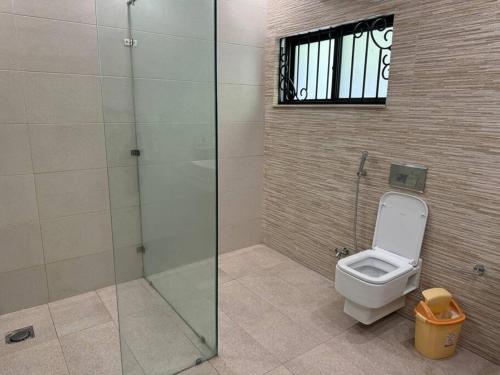 Comfort house Dha Phase 7 near Raya & AirPort 1 kanal full house - image 9