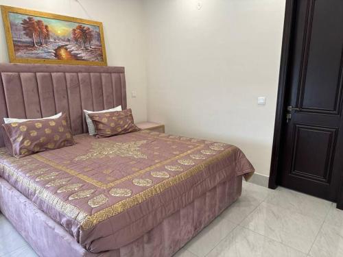 Comfort house Dha Phase 7 near Raya & AirPort 1 kanal full house - image 4