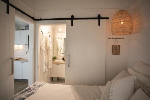 حمام, Gumnut Cottage Gippsland - Tiny Eco Stay w King Bed & Mountain Views in Heyfield