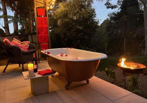 Hot tub, Tranquil farmhouse with sea view, dog friendly in Bawley Point