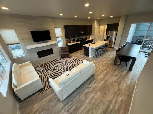 New Modern Contemporary House by The Airport and Gaylord Resort in Aurora, USA