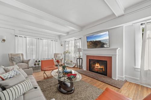 Spacious Chic 5 Bedroom Perfect for Large Group With parking in Los Angeles, USA