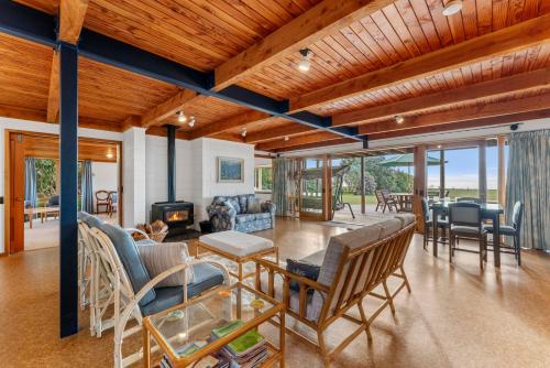 Lakefront Retreat - Lake Taupo Holiday Home - Turangi