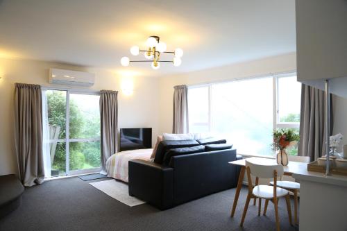 Skyline Haven - Entire Apartment - Free Parking, Espresso, Netflix - 15m to CBD, Stadium, Ferry in Karori