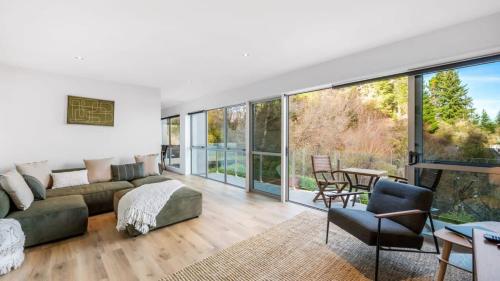 Opuke House- Free Parking- Lake views- BBQ- Spa - image 7
