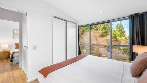 Opuke House- Free Parking- Lake views- BBQ- Spa - image 8