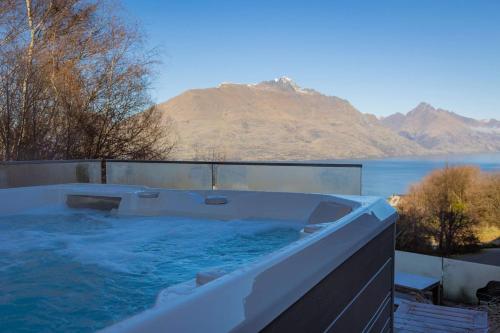 Opuke House- Free Parking- Lake views- BBQ- Spa - image 11