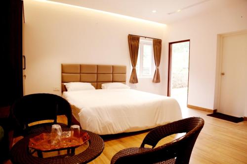 1 queen bed, 1 twin bed