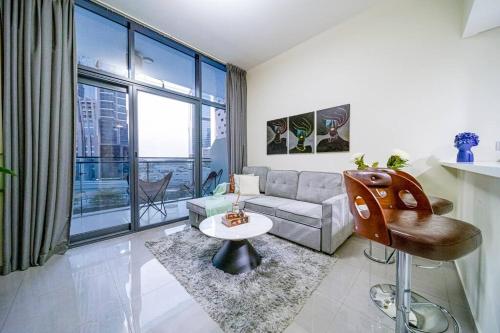 Chic 1BR Getaway- 4min Walk to Business Bay Metro & 10min to Burj Khalifa, Dubaj