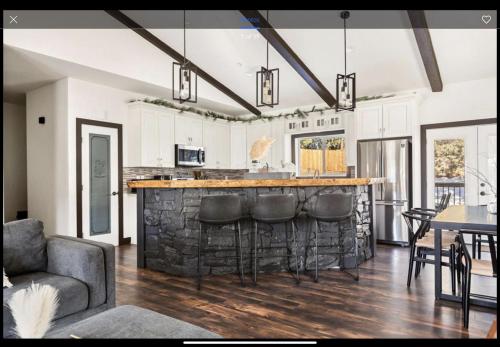 Welcome to the CHIC & NEW Selah Summit in Big Bear Lake, USA