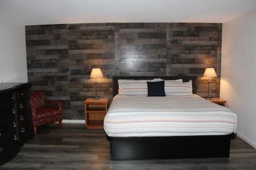 Cedarwood Inn - image 13