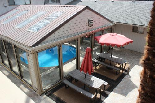 منظر, سيداروود إن (Cedarwood Inn) in Ashland City Center