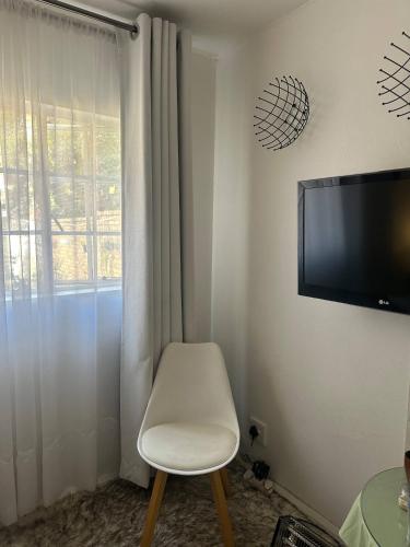 Charming Executive Studio, Solar power, WiFi