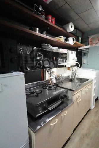 Kitchen, Layover 一軒家貸し切り物件 大阪と京都と神戸にアクセス抜群 in Ibaraki
