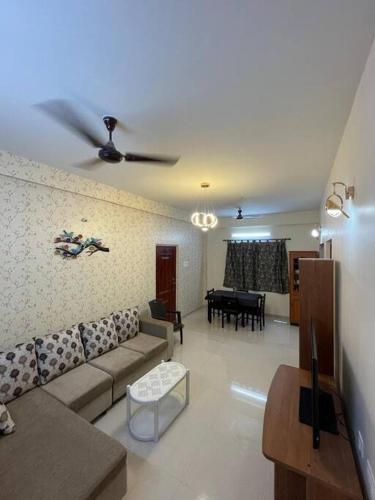 V4 Stay - Luxury 1 BHK AC Suite sleeps 5 guests in فيناياغابورام