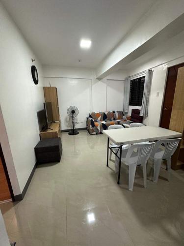 2BR Bangkal Entire Airconditioned Apartment, Sleeps 4 in Matina Aplaya