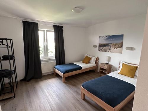 Worker Apartments - Single Beds - Free Parking - Near Düsseldorf Airport- Fair in Großenbaum, Deutschland