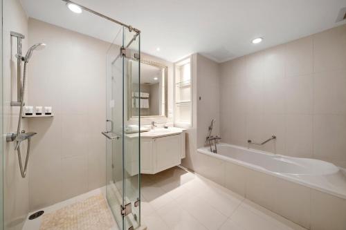 Grand Suite Quadruple Room  image 5