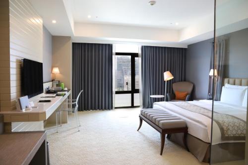 Premier Double Room image 3