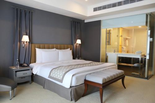Premier Double Room image 4