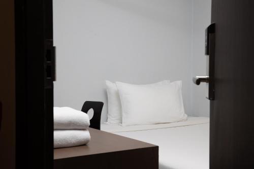 Economy Single Room image 4